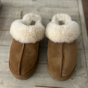 Ugg platform slippers in chestnut